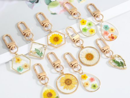 Wholesale 5pcs pack Dried Flowers Natural Flowers Drip Oil Daisy Alloy Keychains Cheap